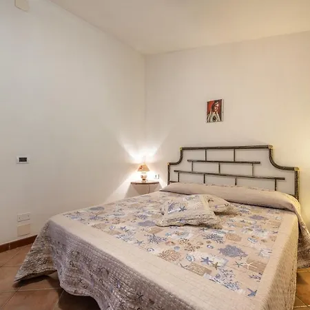Apartment Mallus 5 Posti Letto Olia Speciosa